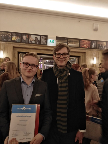 Phillipp Pijper mit dem Moderator des Abends, Ralph Caspers